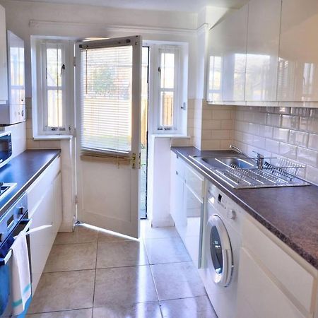 Modern & Spacious - Walk To London Excel- Parking Exterior foto