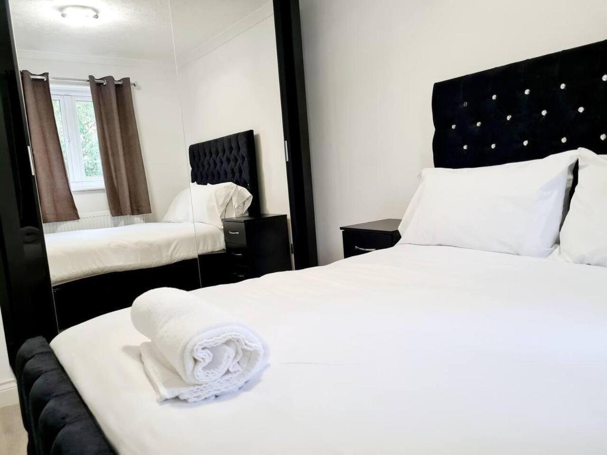 Modern & Spacious - Walk To London Excel- Parking Exterior foto